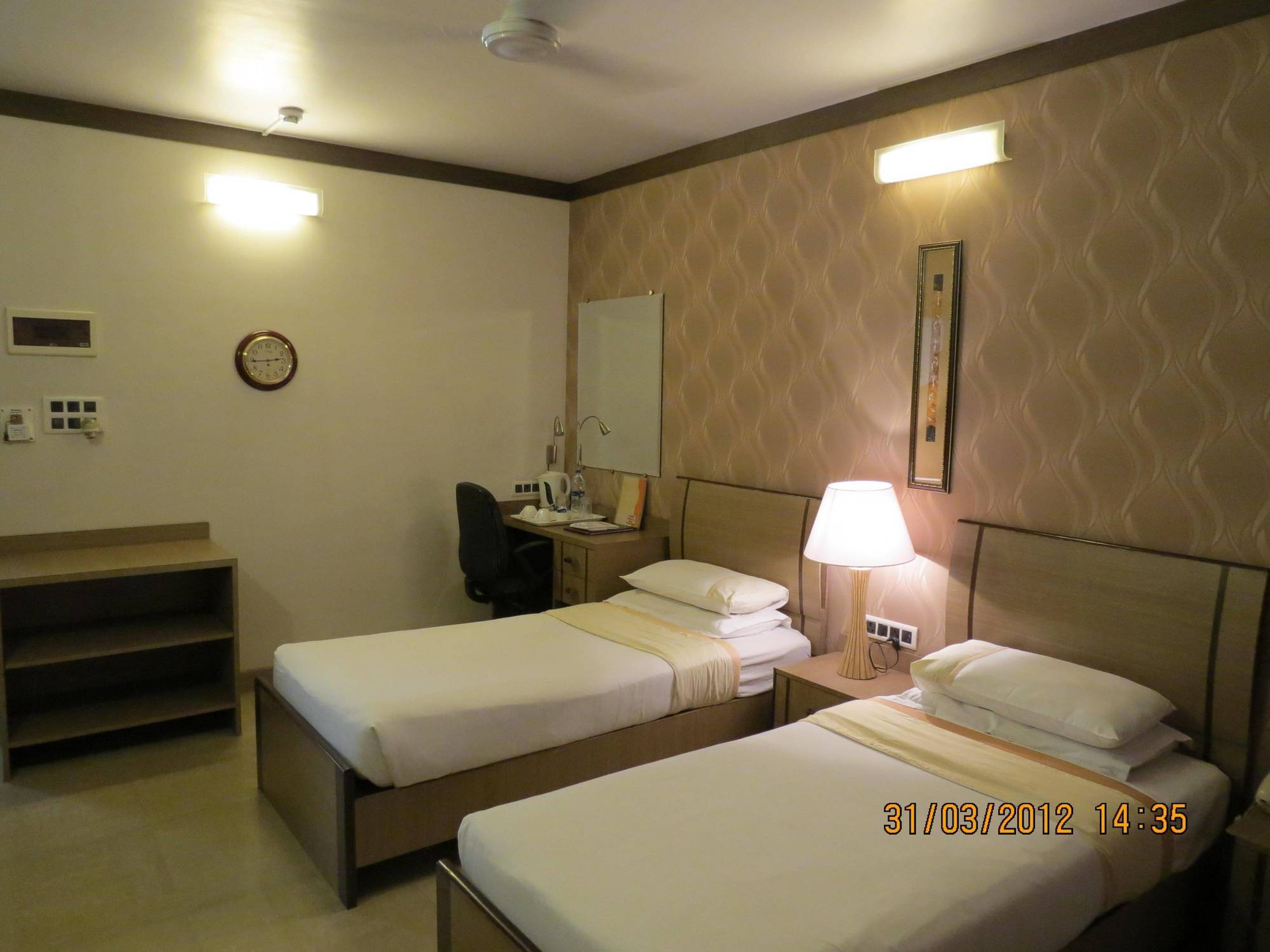 Jyoti Dwelling Hotel Mumbai Bagian luar foto